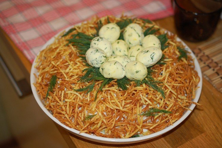 Салат «Гнездо глухаря» с курицей и сырными шариками