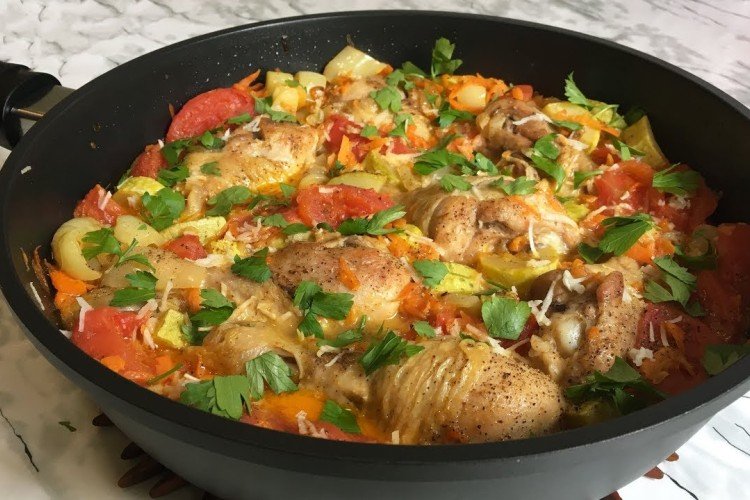 Куриные ножки, жаренные с овощами