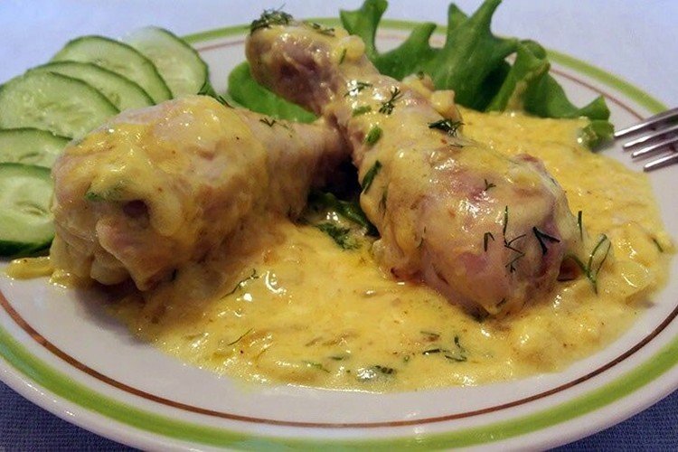 Куриные ножки, жаренные с луком и сметаной