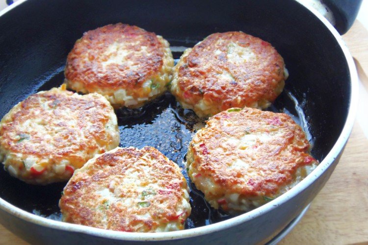 Котлеты из крабовых палочек и сосисок