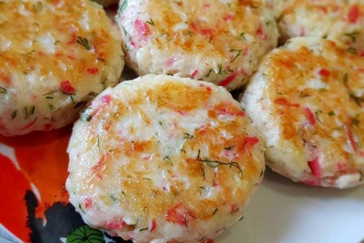 Котлеты из куриного фарша и крабовых палочек
