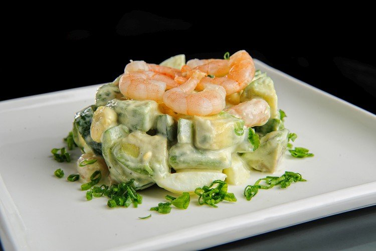 Салат с креветками, яблоками и авокадо