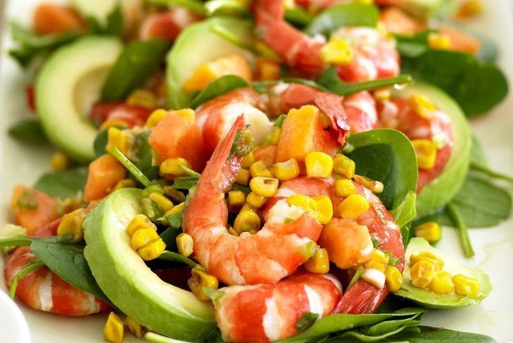 Салат с креветками, авокадо и кукурузой