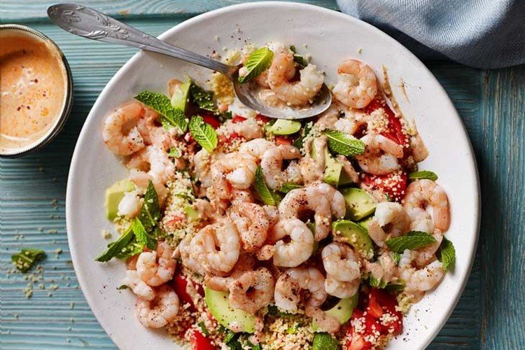 Салат с кускусом, креветками, авокадо и овощами