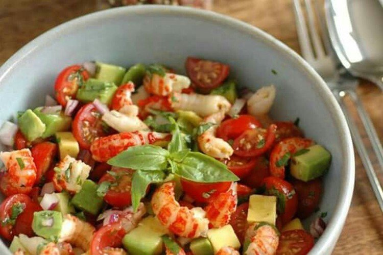 Овощной салат с авокадо и жареными креветками