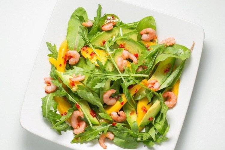 Экзотический салат с манго, авокадо и креветками