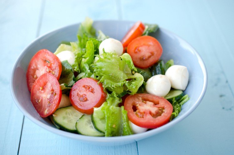 Салат с моцареллой, огурцами и помидорами