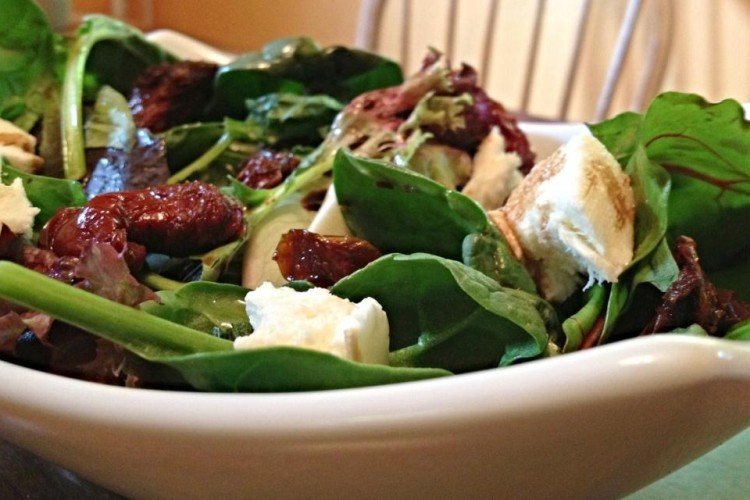 Салат с моцареллой, вялеными помидорами и зеленью