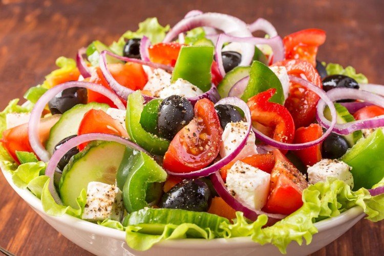 Овощной салат с моцареллой