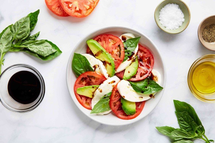 Салат с моцареллой, авокадо, помидорами и базиликом