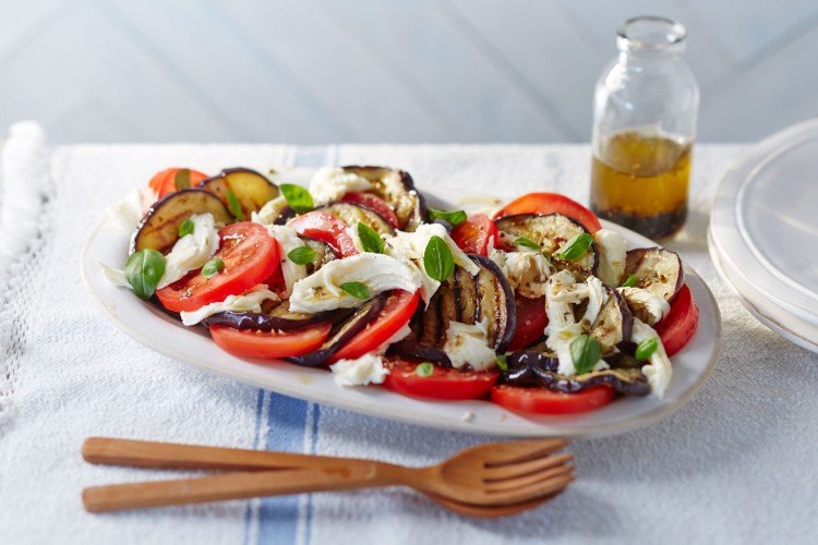 Салат из помидоров, моцареллы и жареных баклажанов