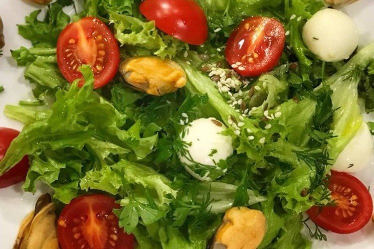 Салат с мидиями, помидорами и моцареллой