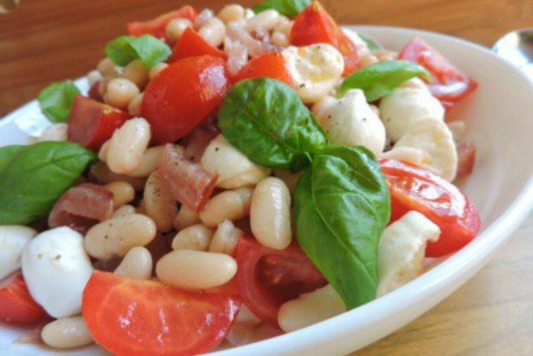 Салат с моцареллой, консервированной фасолью и помидорами