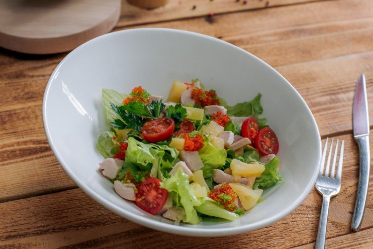Салат с ананасом, копченой курицей, рукколой и помидорами черри