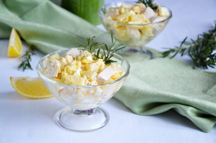 Салат с копченой курицей, авокадо, сыром и ананасами