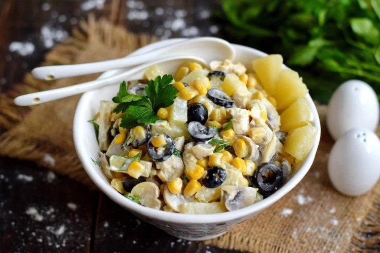 Салат с шампиньонами, копченой курицей, ананасом и оливками