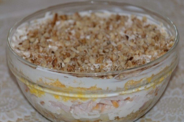 Слоеный салат с плавленым сыром, копченой курицей и ананасом