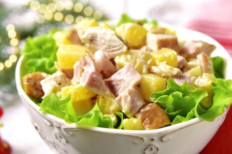 Салат с копченой курицей, ананасом, яйцом и майонезом