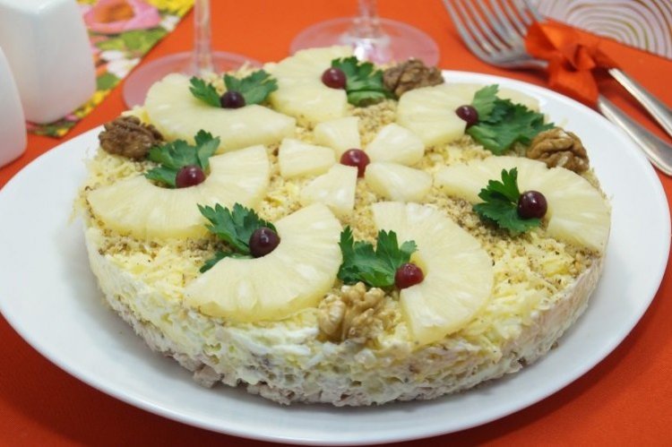 Слоеный салат с копченой курицей, жареными шампиньонами и ананасом