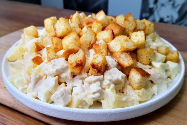 Праздничный салат с копченой курицей, сыром, ананасом и сухариками