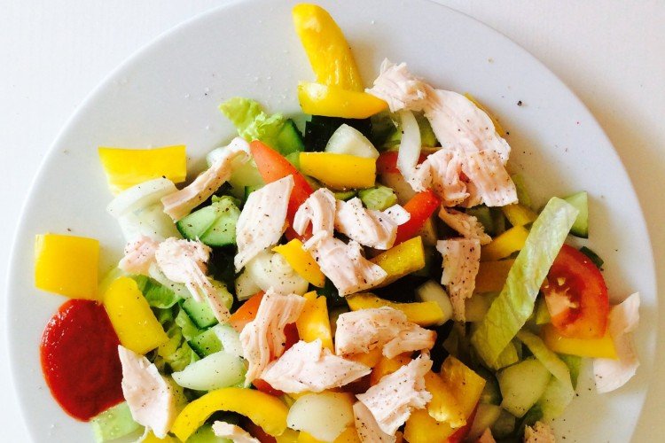 Овощной салат с ананасом и копченой курицей