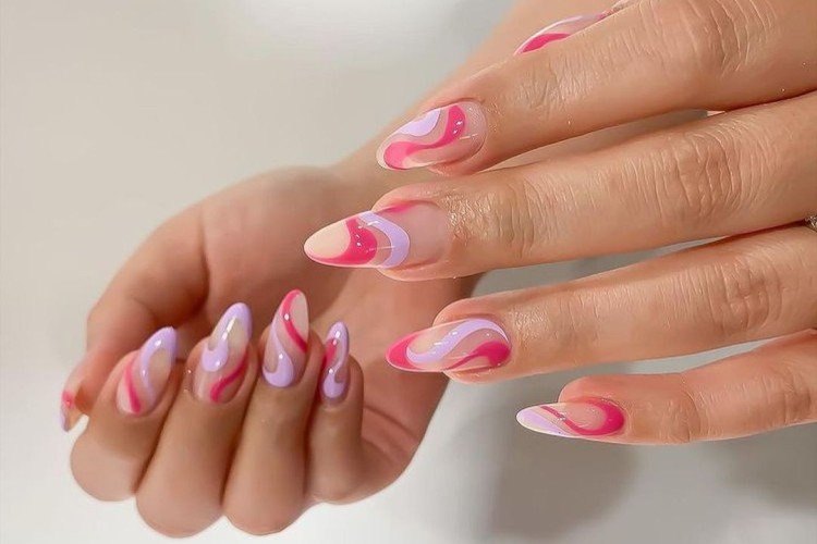Маникюр с волнистыми линиями