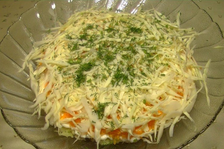 Салат с капустой, картофелем и шпротами