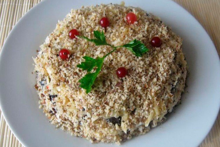 Слоеный салат с яблоками, черносливом и шпротами