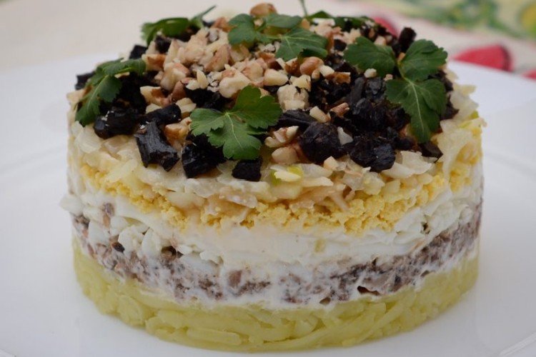 Слоеный салат с картофелем, шпротами, черносливом и орехами