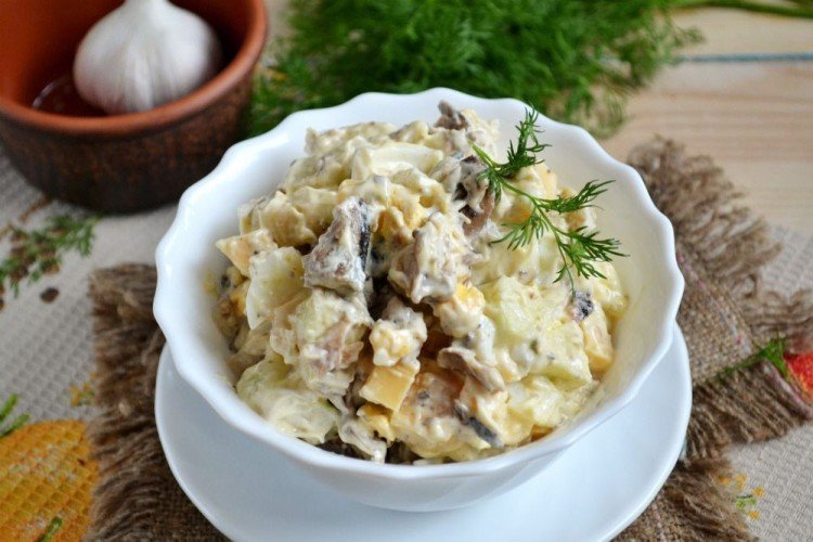 Салат с сыром, шпротами и сухариками