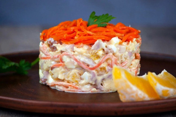 Салат с копченой курицей, апельсином и корейской морковью