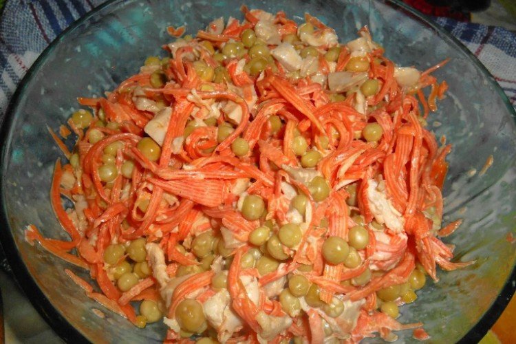Салат с копченой курицей, корейской морковью и зеленым горошком