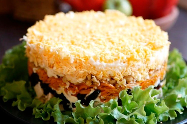 Французский салат с копченой курицей, грецкими орехами и корейской морковью