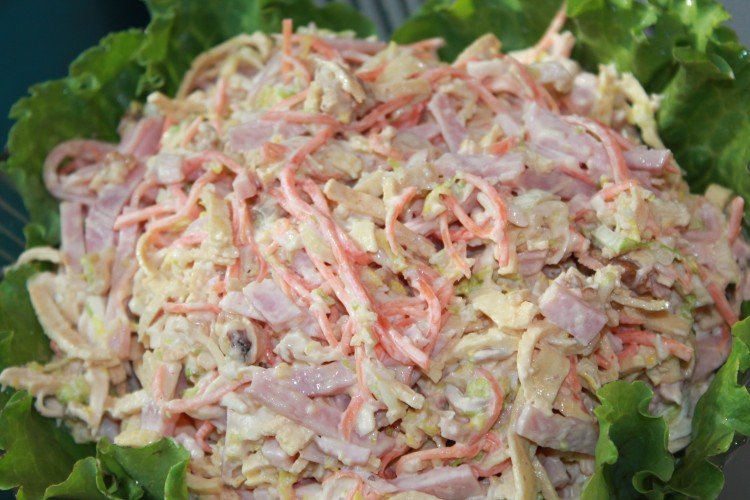 Салат с копченой курицей, пекинской капустой и корейской морковью