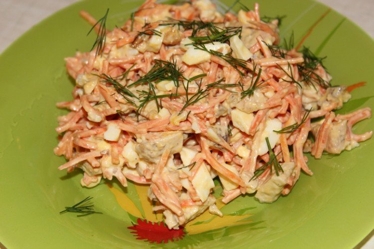 Салат с корейской морковью, яйцами и копченой курицей