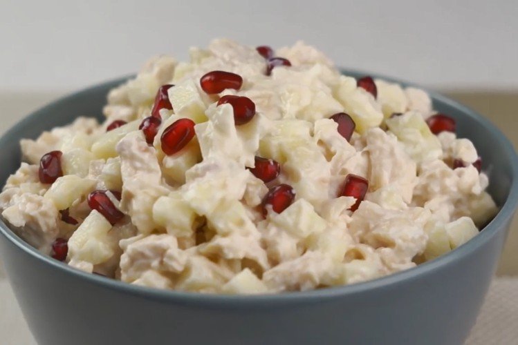 Салат с курицей, гранатом, орехами и яблоком