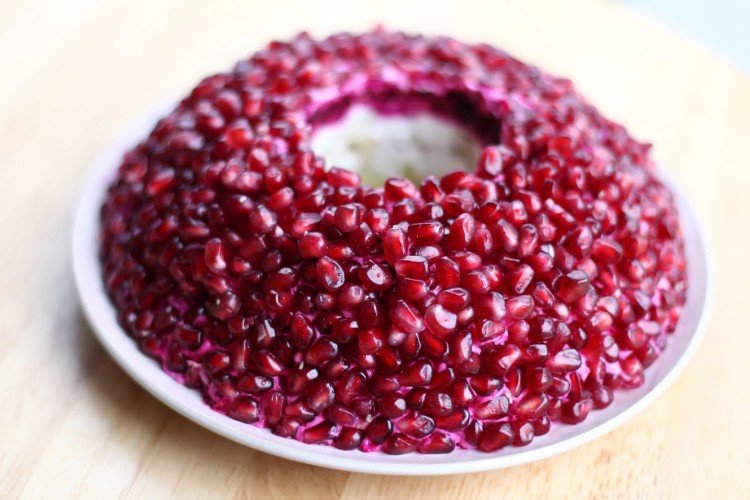 Салат «Гранатовый браслет» с копчеными колбасками