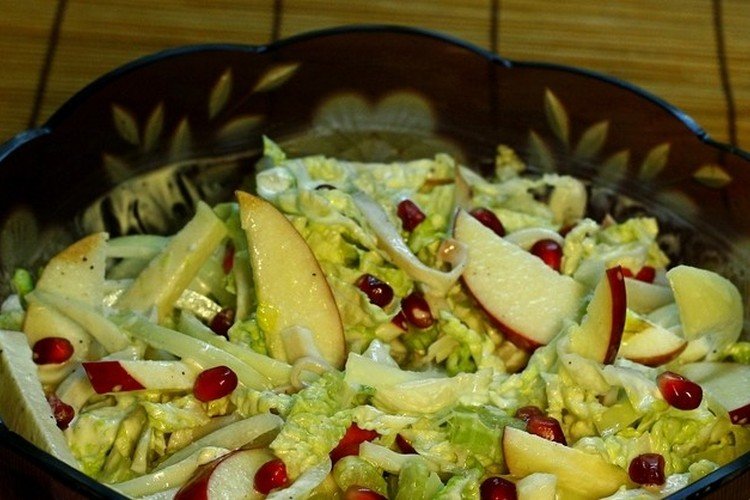 Салат с кальмарами, гранатом и пекинской капустой