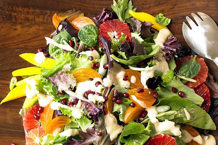 Свежий салат с фруктами, рукколой и гранатом