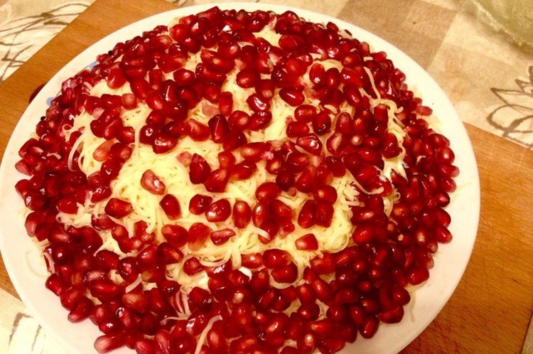 Слоеный салат из говяжьего языка, картофеля, сыра и граната