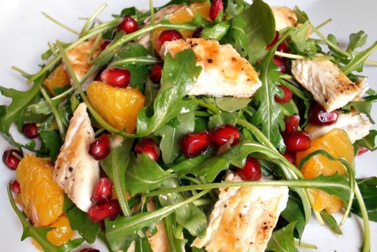 Свежий салат с курицей, гранатом, апельсином и зеленью