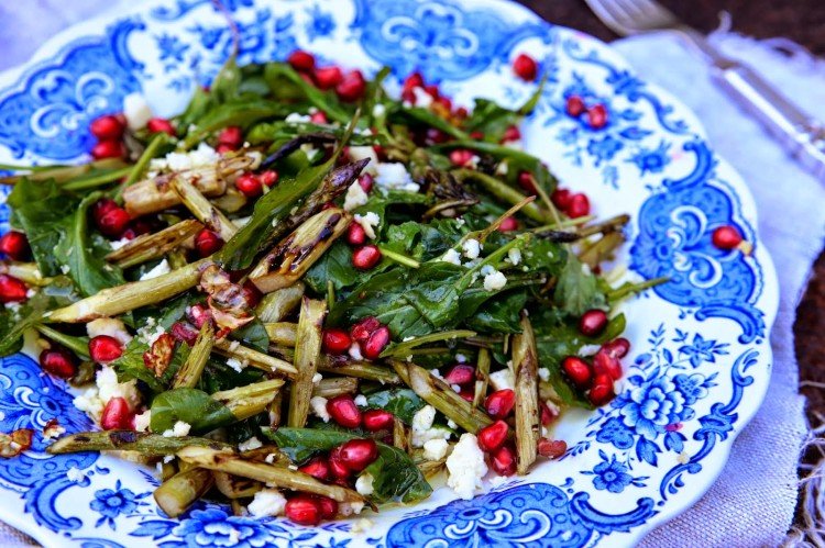Салат из куриных сердечек, граната и консервированной спаржи