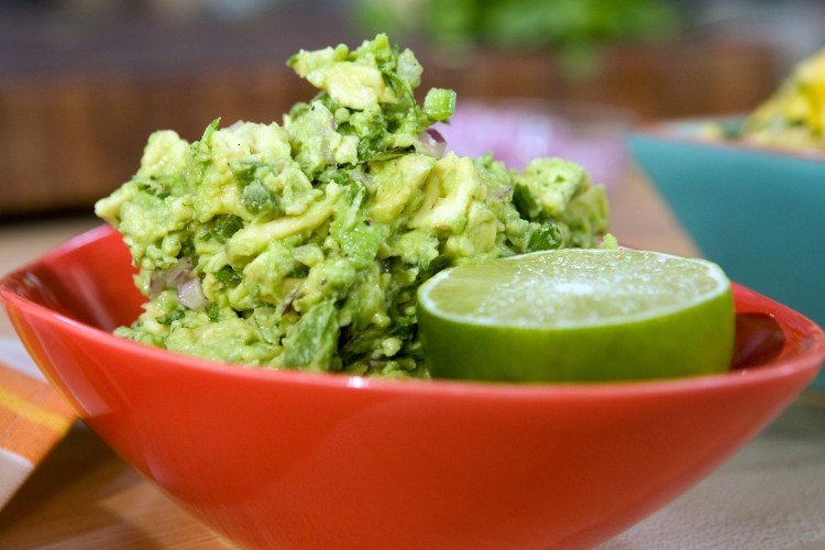 Гуакамоле с фиолетовым луком