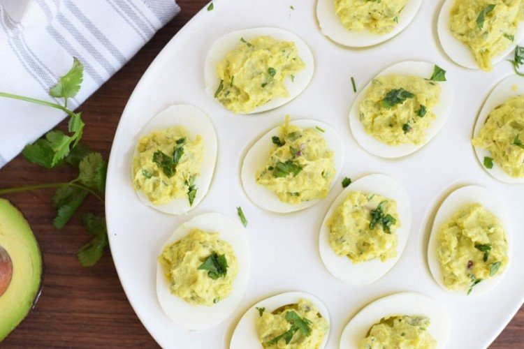 Гуакамоле с яичными желтками