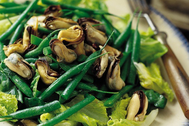 Острый салат с мидиями и стручковой фасолью