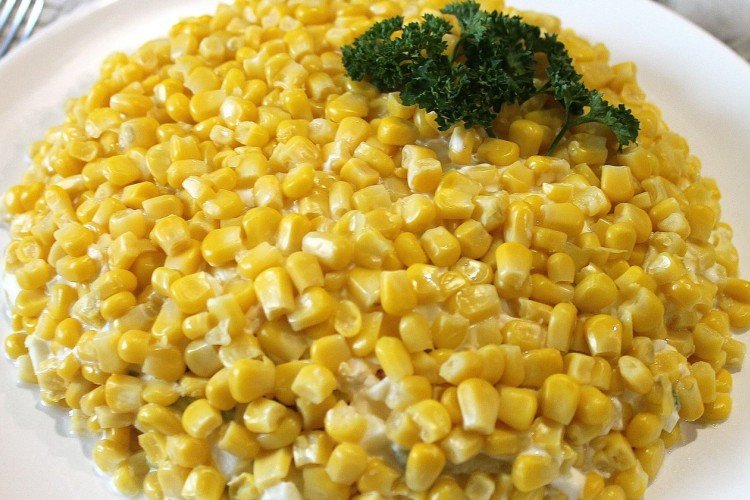 Слоеный салат с мидиями, яйцами и кукурузой