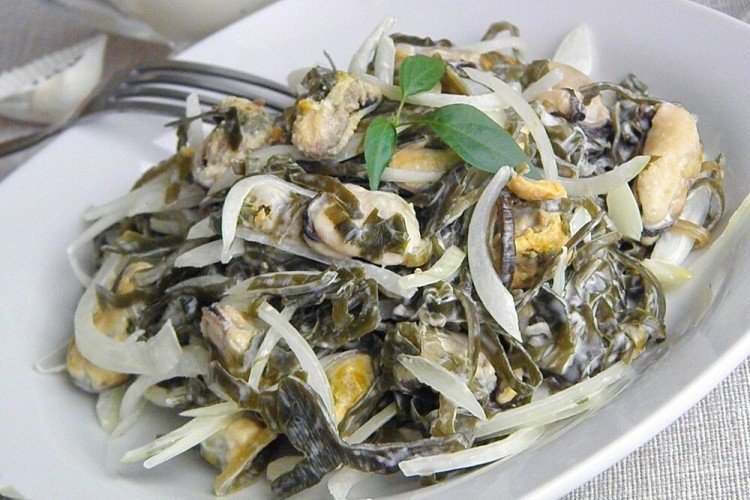 Салат из морской капусты, мидий и лука