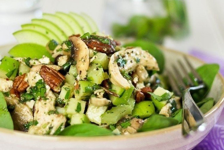 Салат с мидиями, сельдереем и яблоками