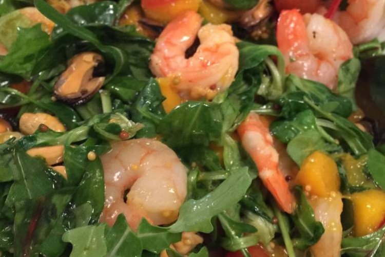 Салат с мидиями, креветками, рукколой и апельсинами
