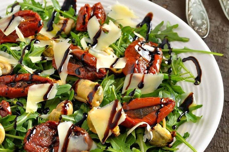 Салат с мидиями, вялеными томатами и зеленью